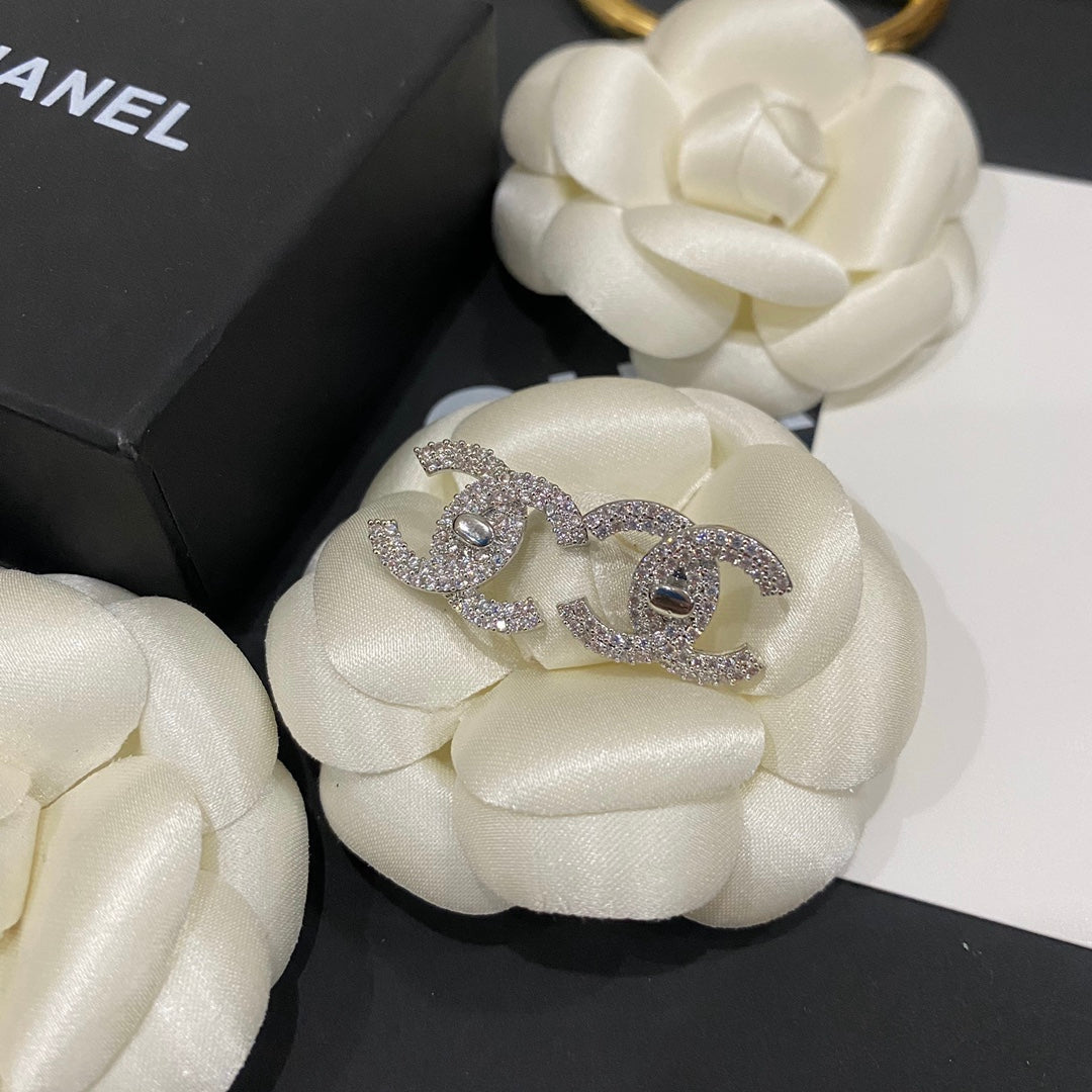 Pendientes clásicos de diamante y circonita cúbica