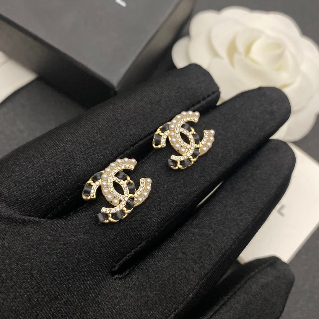 Pendientes de cuero con perlas y diamantes brillantes