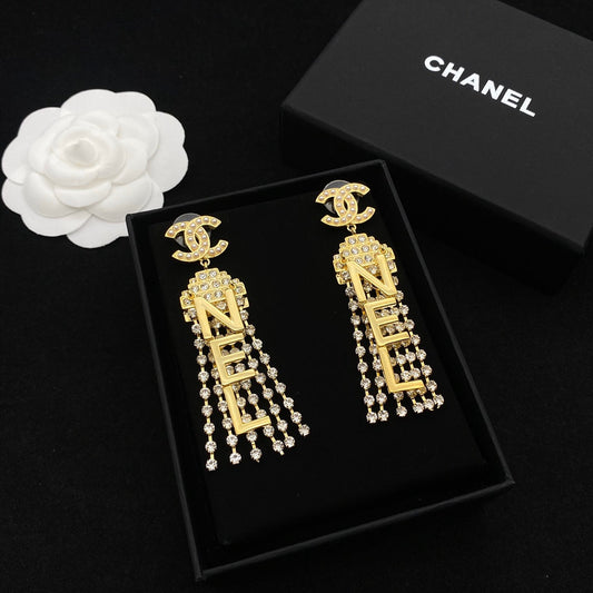 Boucles d'oreilles pendantes scintillantes avec pompon et diamants