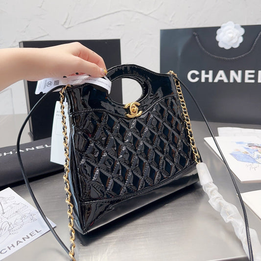 31 Sac shopping en cuir verni