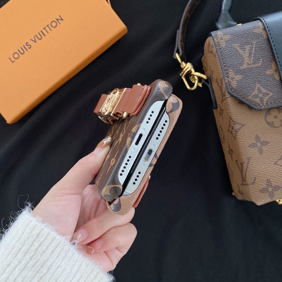 Estuche de cuero con estampado de monograma y correa para la muñeca