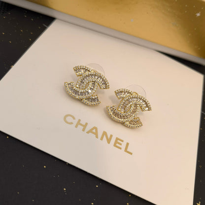 Pendientes elegantes y clásicos con logotipo para mujer