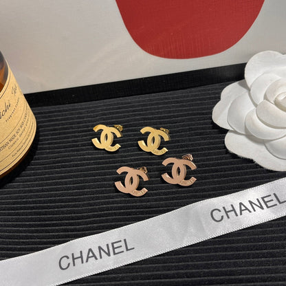 Boucles d'oreilles clous alphabet classique