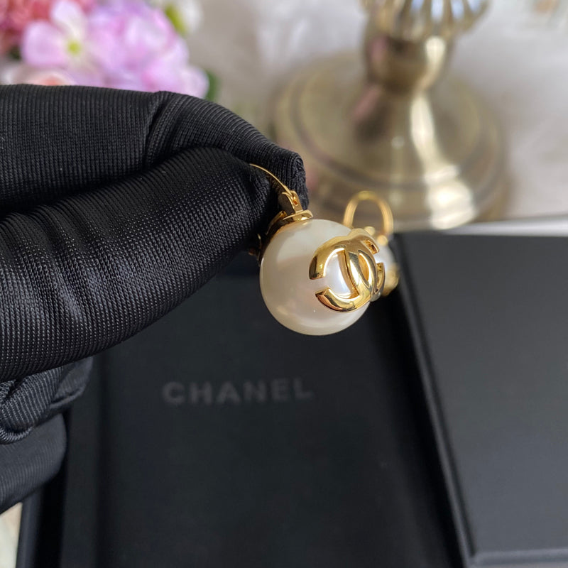 Aretes retro de perlas con baño de oro