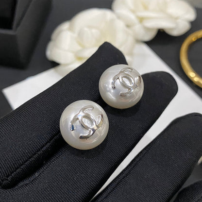 Elegantes aretes de perlas con logo