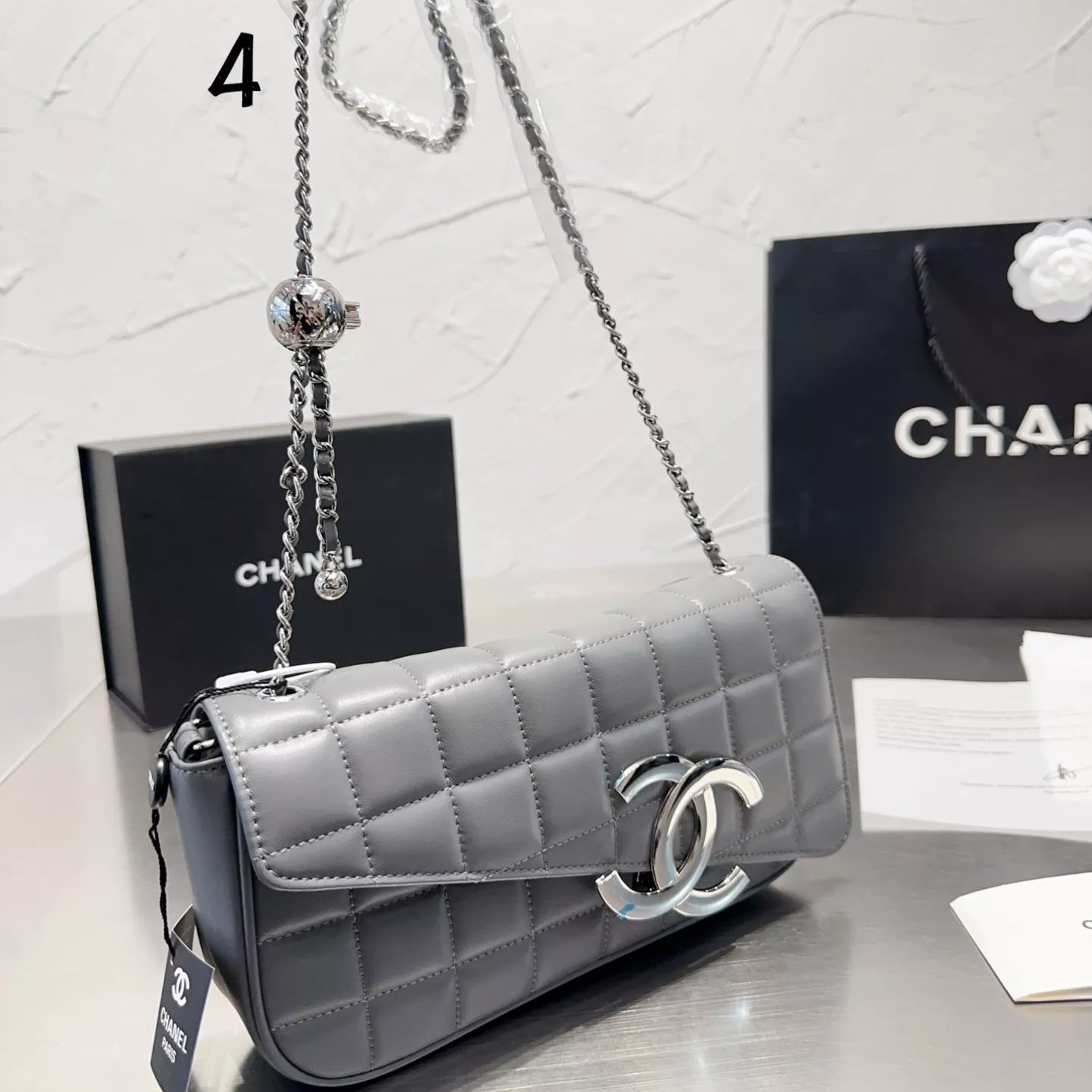 Bolso creativo con cadena de bolitas metálicas