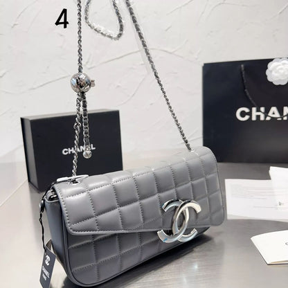 Bolso creativo con cadena de bolitas metálicas