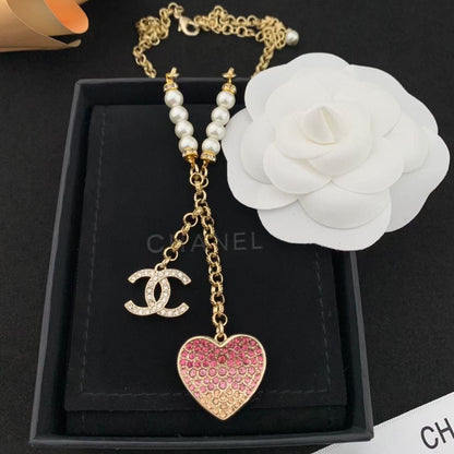 Collier de perles avec pendentif cœur rose