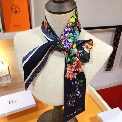Foulard en soie à double épaisseur avec bord biseauté et motif floral
