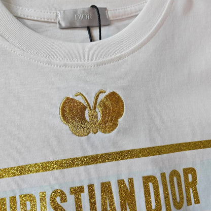 Camiseta con mariposa bordada y logo en tono dorado