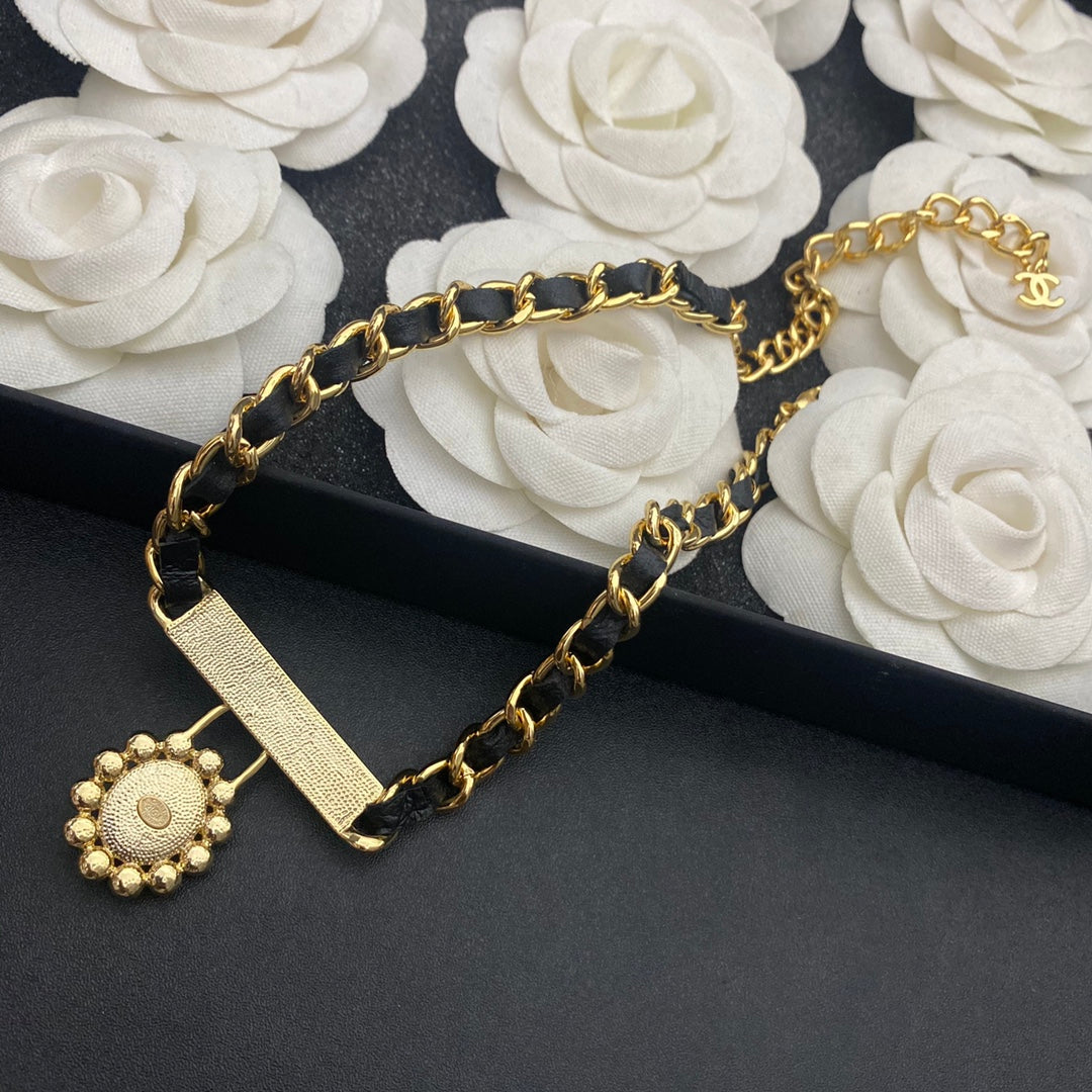 Collar de cuero trenzado con colgante de perla