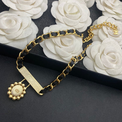 Collier en cuir tressé avec pendentif perle