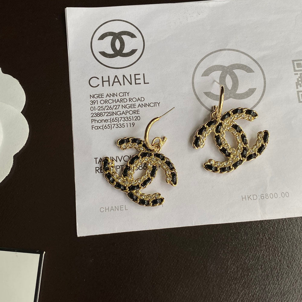 Pendientes colgantes de cuero negro y dorado