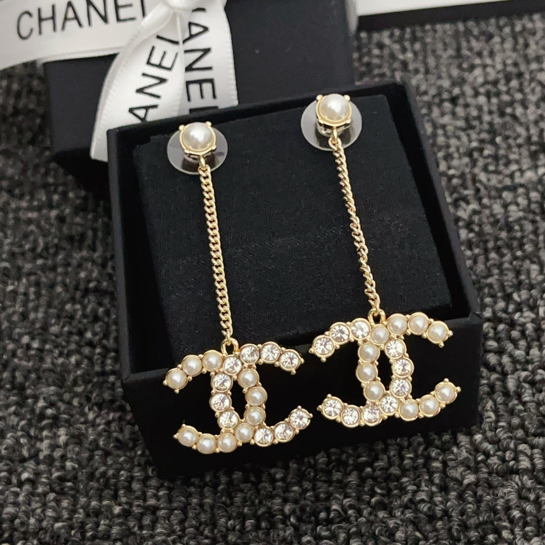 Pendientes de diamantes y perlas en forma de gota