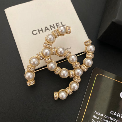 Broche de moda clásico con perlas