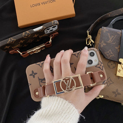 Estuche de cuero con estampado de monograma y correa para la muñeca