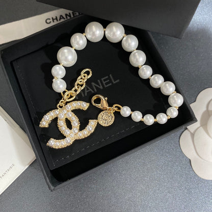 Elegante pulsera de perlas