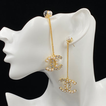 Boucles d'oreilles pendantes en chaîne avec perles et diamants