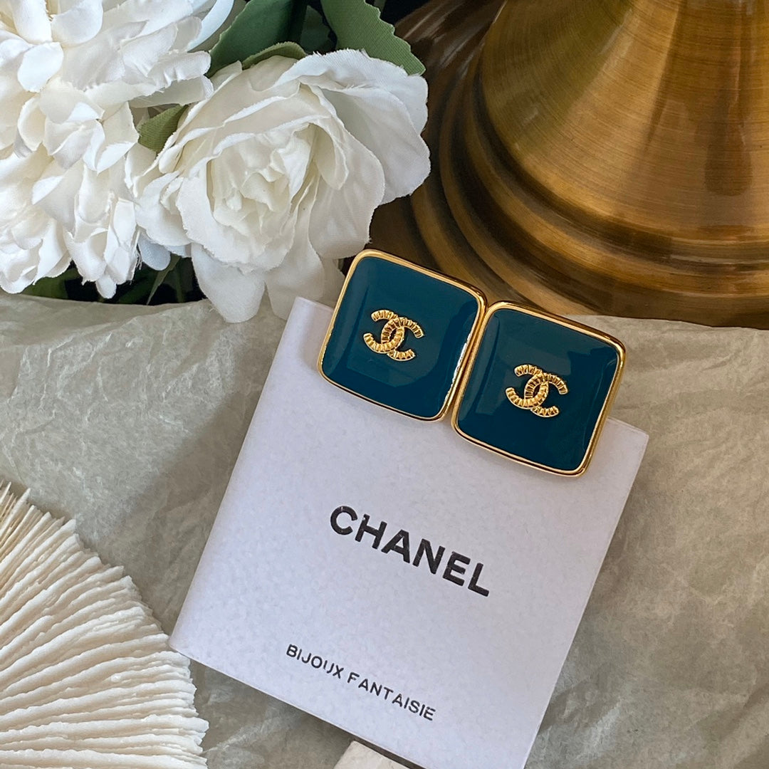 Elegantes pendientes cuadrados de botón