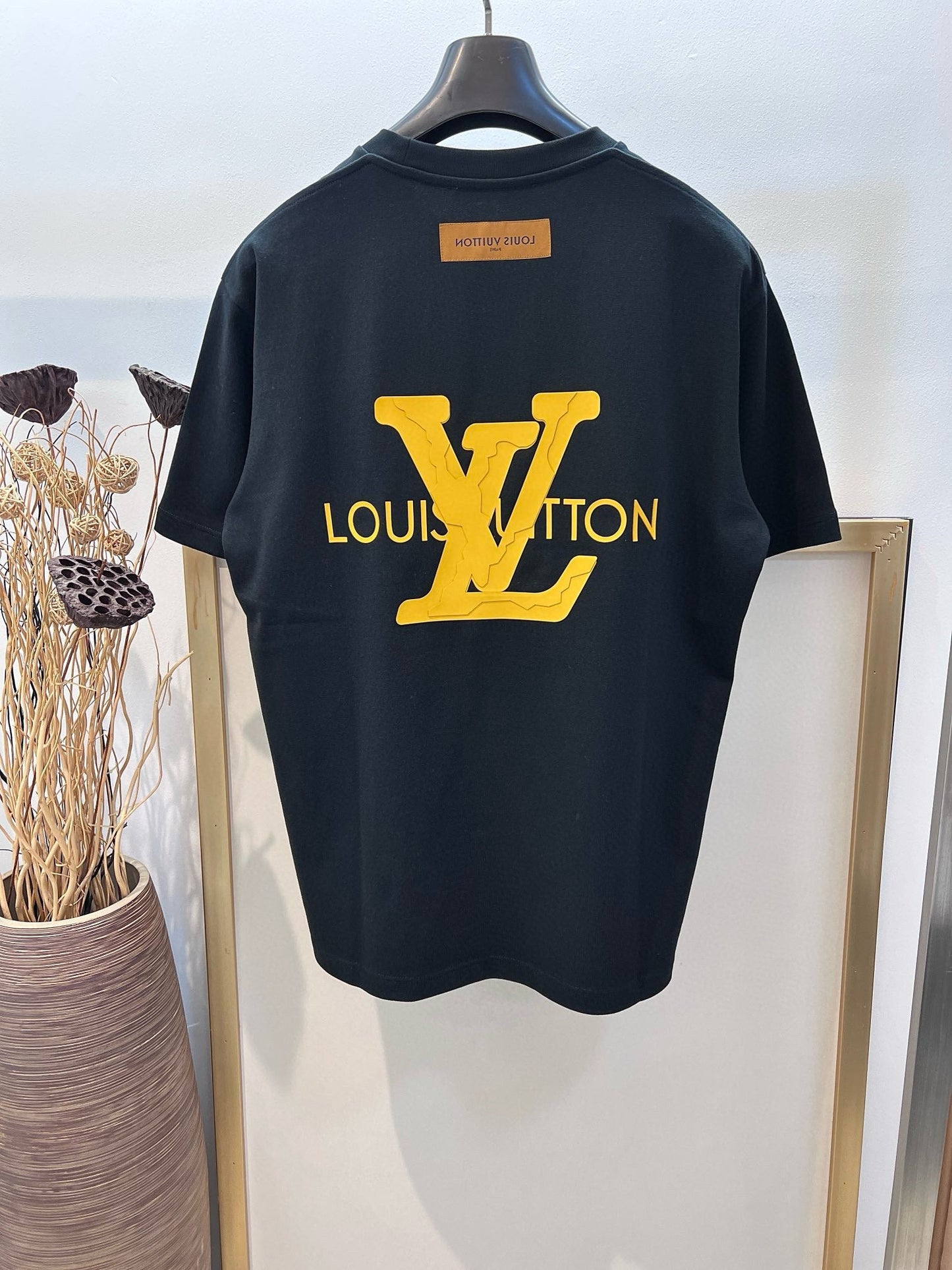 Camiseta con bordado clásico renovado