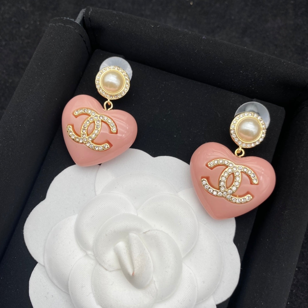 Elegantes pendientes de corazón rosa