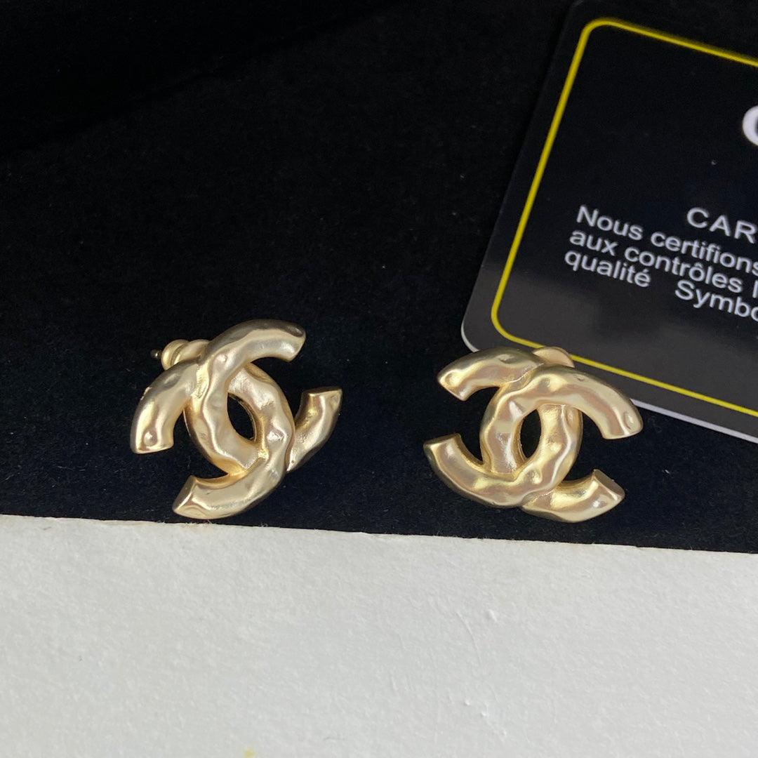 Pendientes de tuerca con letras y diseño arrugado
