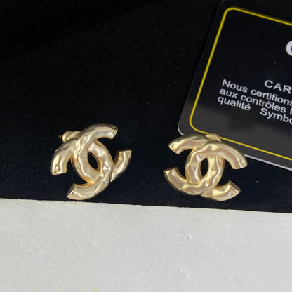 Pendientes de tuerca con letras y diseño arrugado
