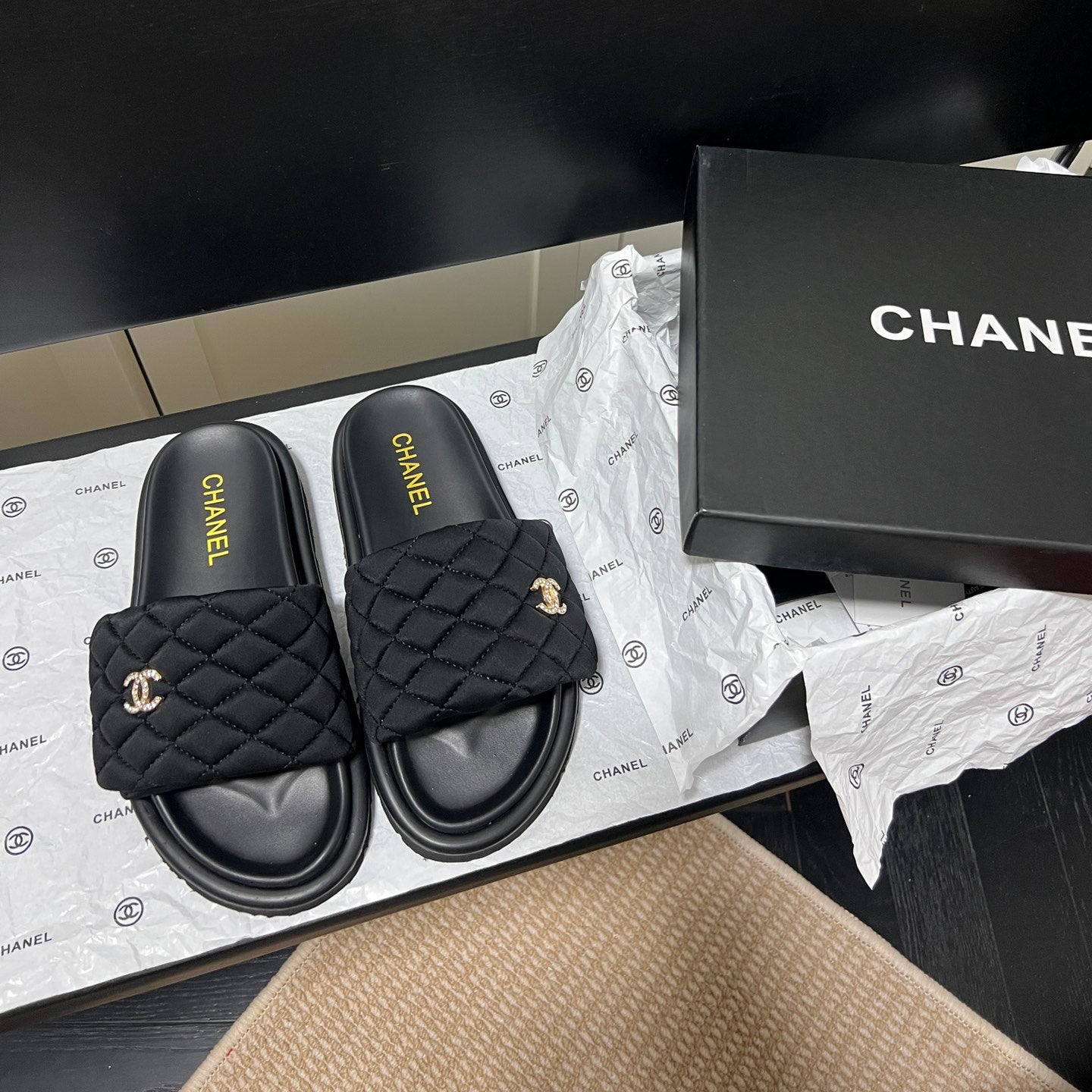 Pantuflas con el logotipo de diamante