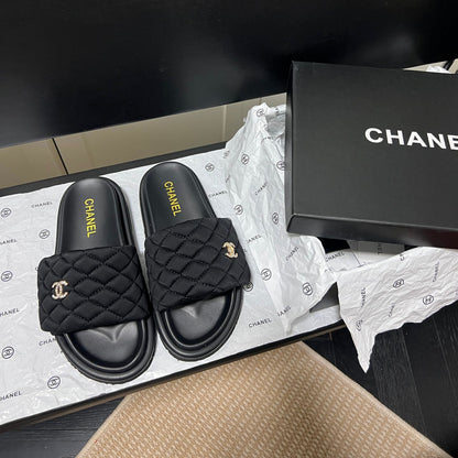 Pantuflas con el logotipo de diamante