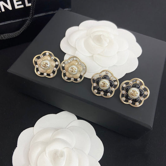 Boucles d'oreilles clous élégantes à fleurs en résine