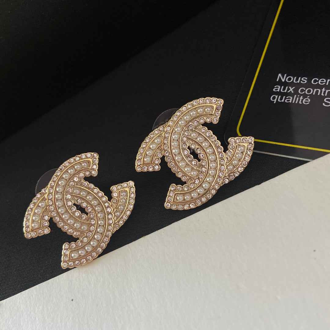 Pendientes con letras de perlas y diamantes