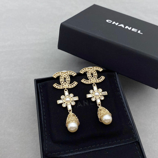 Boucles d'oreilles perles et panneau floral diamanté