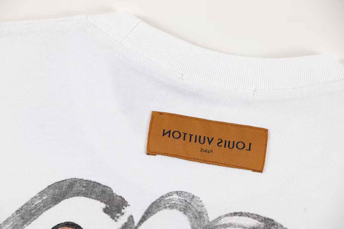 Camiseta con estampado artístico