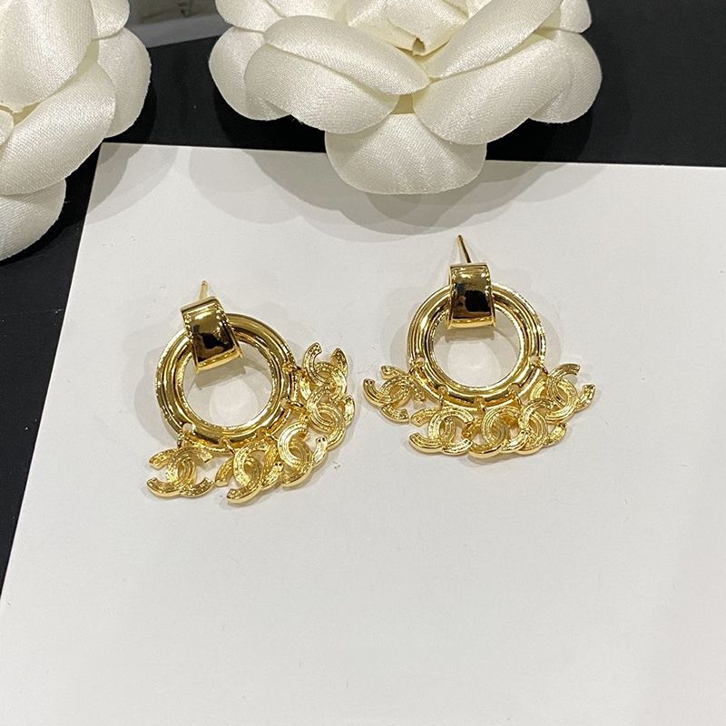 Pendientes de aro dorados con borla