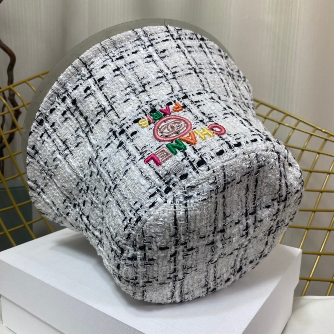 Sombrero de cubo bordado colorido de moda
