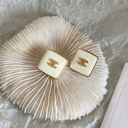 Elegantes pendientes cuadrados de botón
