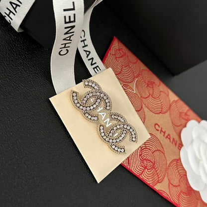 Aretes con logo vintage y diamantes completos