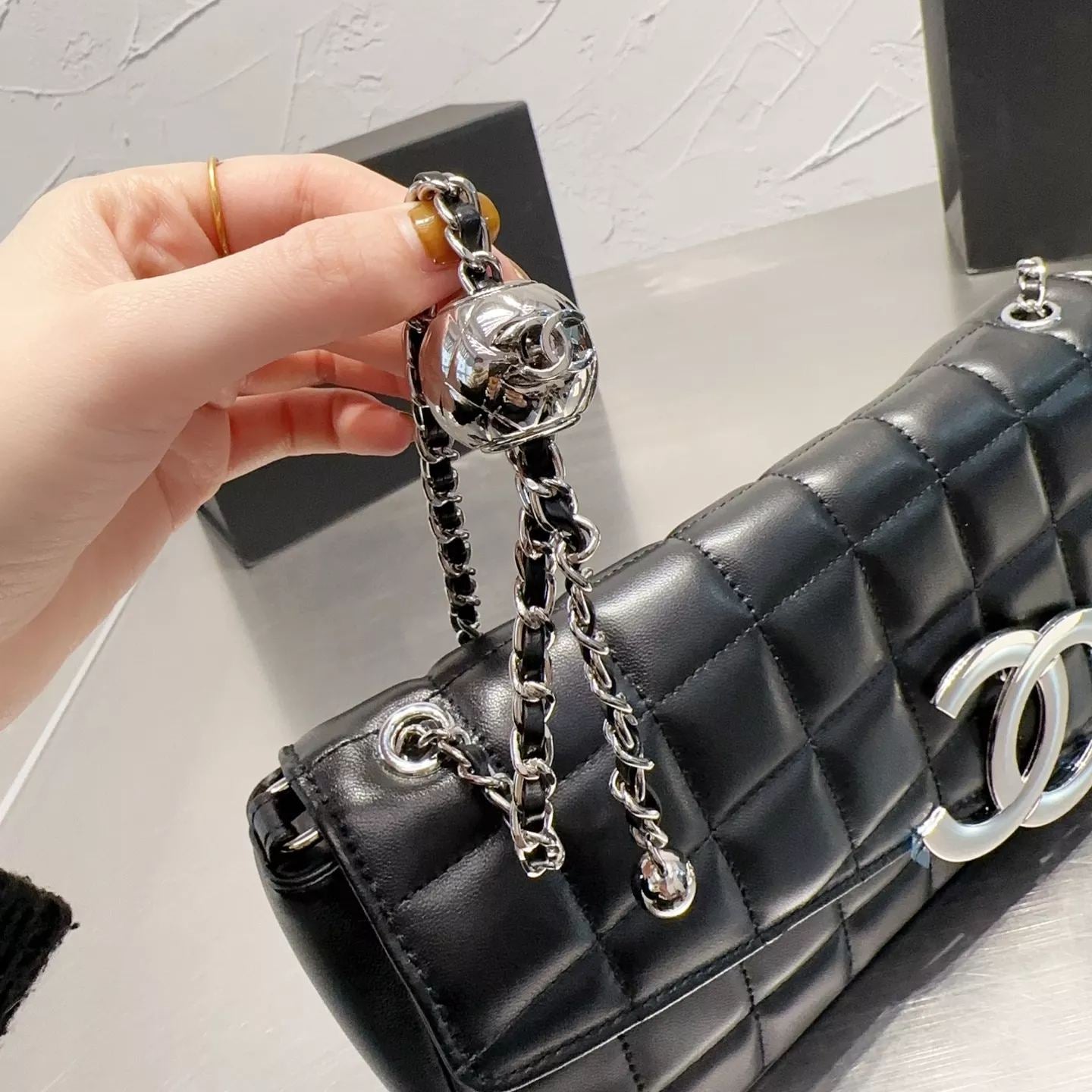 Bolso creativo con cadena de bolitas metálicas