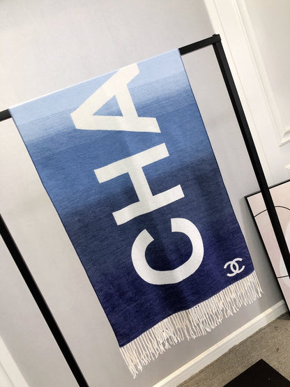 Chal de bufanda con flecos y logotipo grande degradado