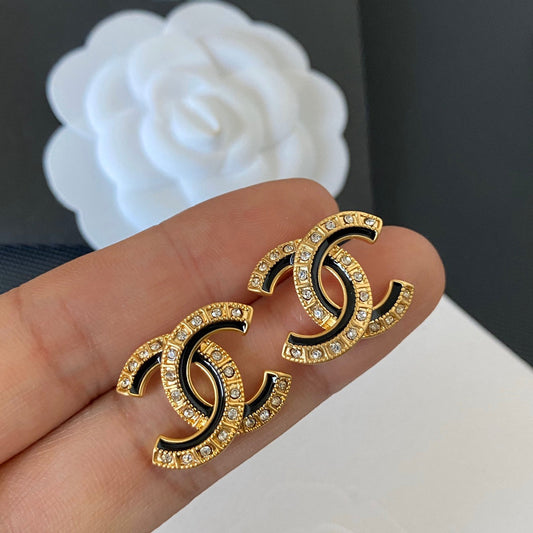 Puces d'oreilles simples avec initiale en diamant