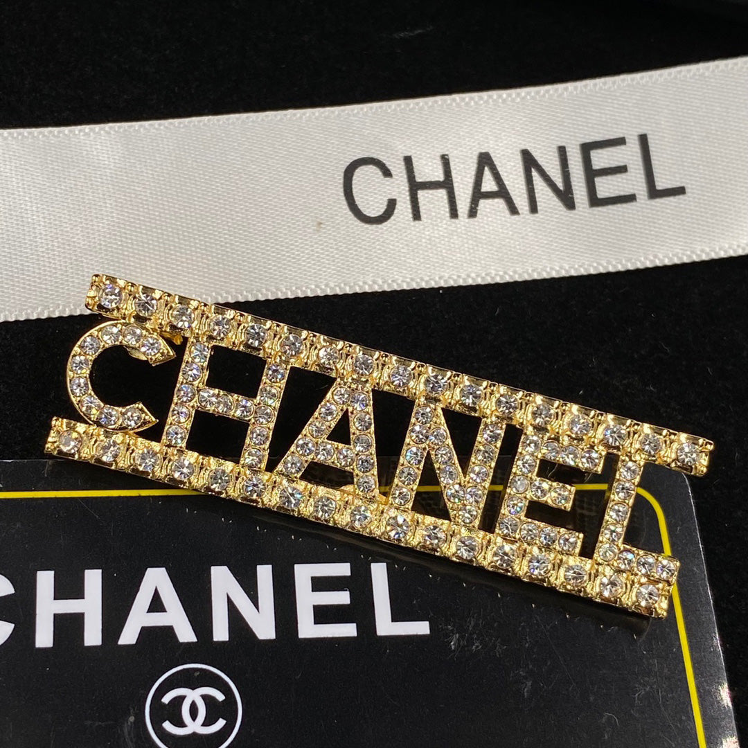 Broche de letras de diamantes brillantes