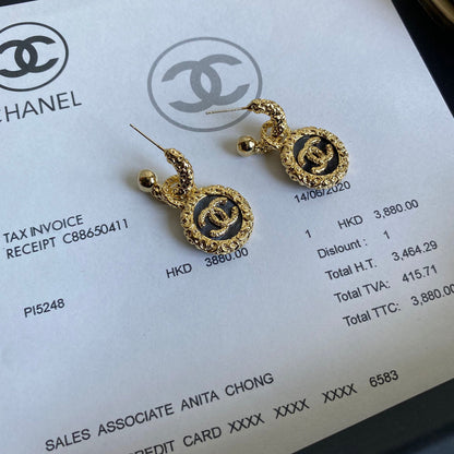 Pendientes con diseño plisado