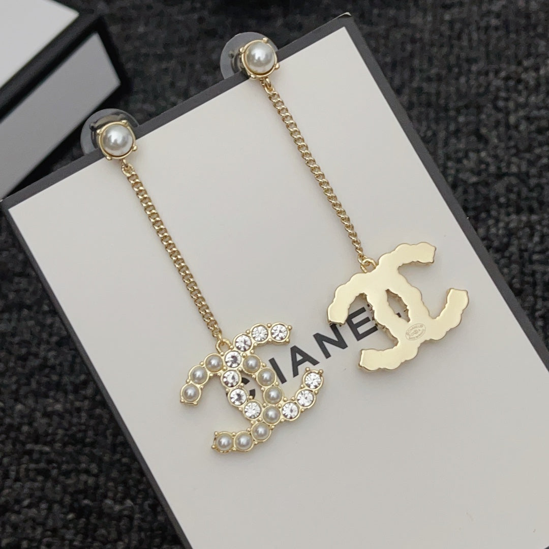 Pendientes de diamantes y perlas en forma de gota