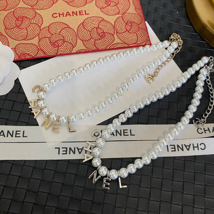 Collar con colgante de perla y letra a la moda