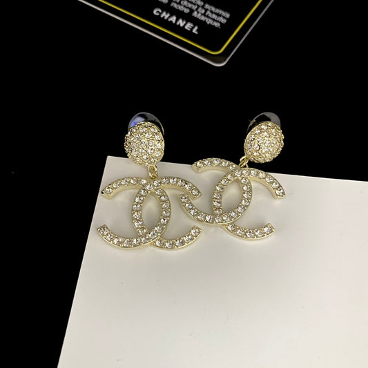 Boucles d'oreilles logo serties de diamants brillants