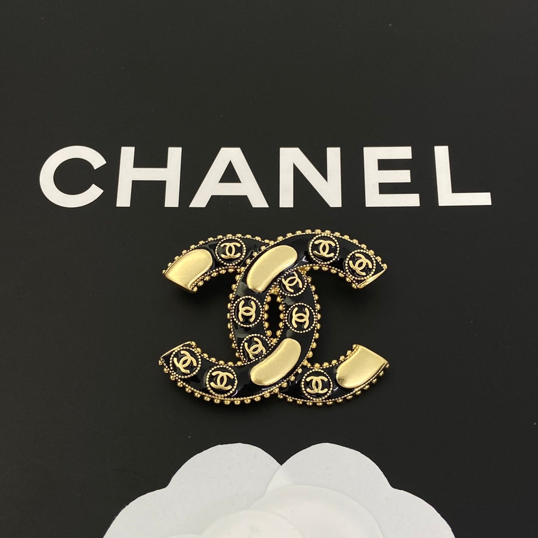Broche de latón con logo vintage