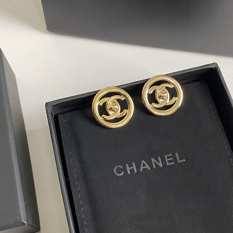 Aretes de aro con logo en metal dorado