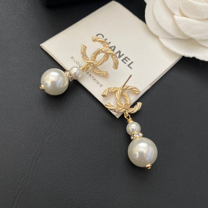 Boucles d'oreilles pendantes perlées avec lettre logo Temperament