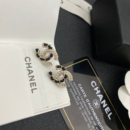 Pendientes de cuero con perlas y diamantes brillantes