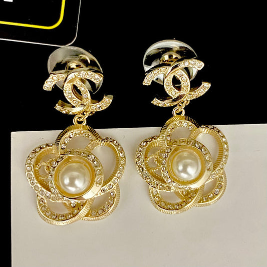 Boucles d'oreilles fleur diamant et perle